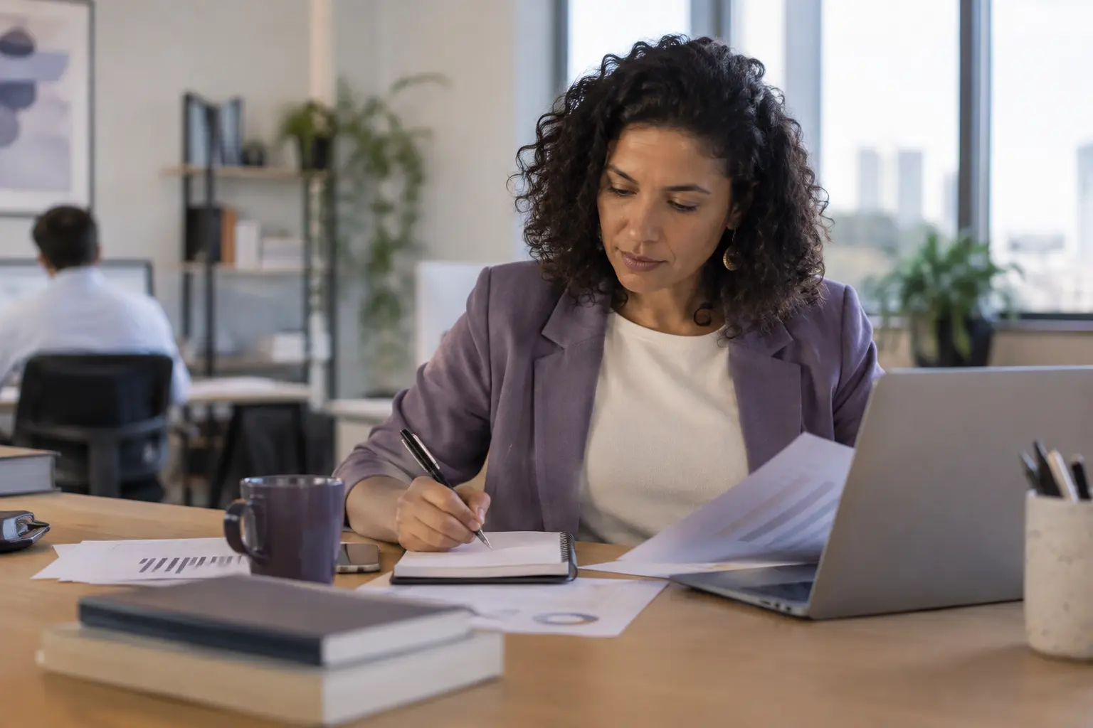 Profissional analisando documentos em seu contexto de trabalho
